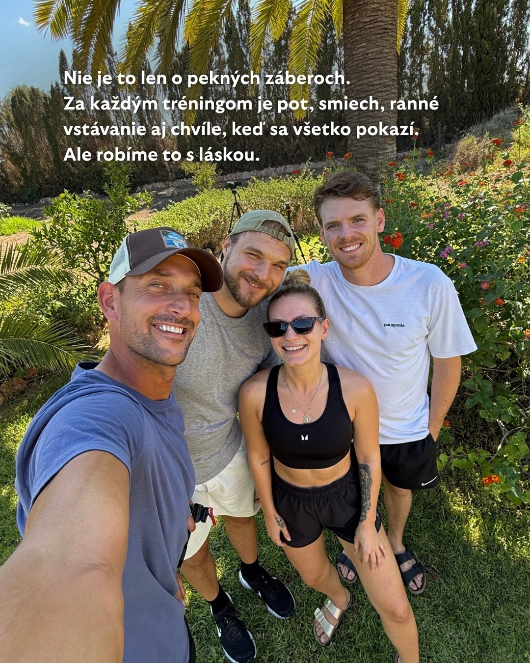 Spoločné selfie štyroch usmiatych ľudí v záhrade