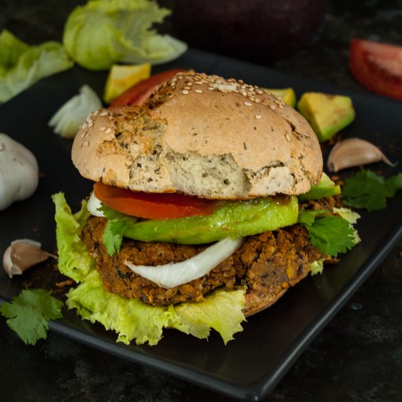 vegetari&aacute;nsky burger, Zdrav&yacute; burger? Sk&uacute;s tento vegetari&aacute;nsky z fazule a bat&aacute;tov