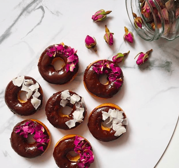 Donut s čokoládovou plevou