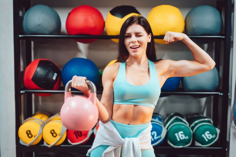 žena drží kettlebell tréningový plán pre začiatočníkov