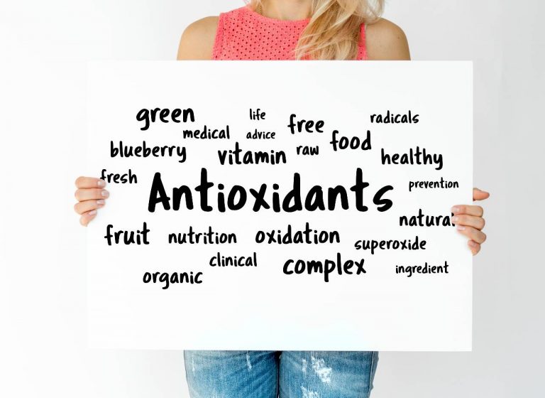 žena drží tabuľu s názvom antioxidanty