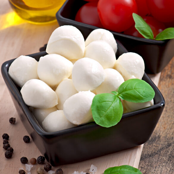 mozzarellov&eacute; guličky, Mozzarellov&eacute; guličky v cest&iacute;čku: R&yacute;chly snack, ktor&yacute; zas&yacute;ti