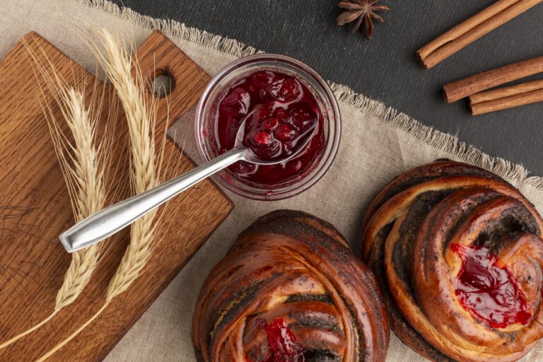 https://www.freepik.com/free-photo/tasty-homemade-bagels-with-jam_7781326.htm#fromView=search&page=2&position=8&uuid=200cd877-d5a2-420a-aedb-816049cb13c0