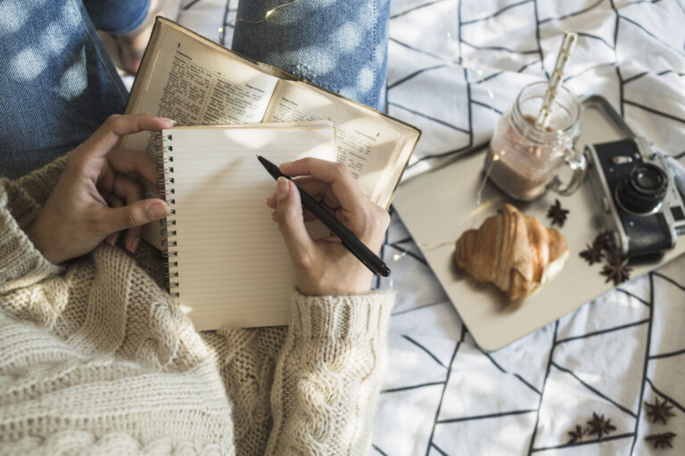 https://www.freepik.com/free-photo/crop-woman-making-notes-near-camera-breakfast-food_2993728.htm#fromView=search&page=1&position=32&uuid=ff92ebb0-c7ed-476b-ab53-4d173ee705fc