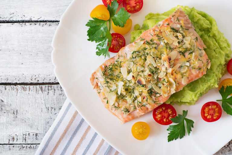 https://www.freepik.com/free-photo/baked-salmon-with-cheese-almond-crust-garnished-with-mashed-potatoes-green-peas_7701139.htm#fromView=search&page=1&position=7&uuid=fca7a229-bc9e-4ee6-aa58-664d915aceee&query=losos+na+pyr%C3%A9