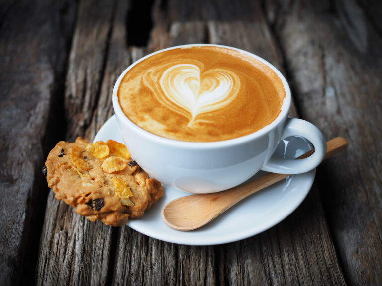 https://www.freepik.com/free-photo/cup-coffee-with-heart-drawn-foam_999656.htm#fromView=search&page=1&position=8&uuid=be87e84e-3451-4981-b888-0e5306b9328e&query=k%C3%A1va