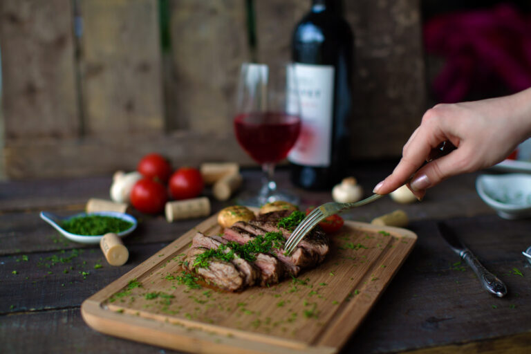 https://www.freepik.com/free-photo/fried-meat-potatoes-wooden-board_6203954.htm#fromView=search&page=1&position=7&uuid=637818e1-4da8-49ff-bef4-93d5ef809f21&query=telacie+m%C3%A4so+na+v%C3%ADne