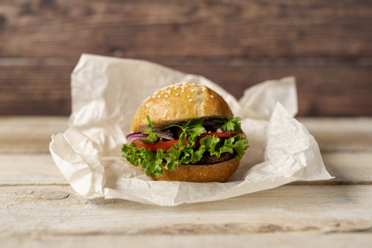 https://www.freepik.com/free-photo/front-view-hamburger-with-wooden-background_5282239.htm#fromView=search&page=1&position=11&uuid=4f901187-389a-467d-aeb7-06b78370428f&query=burger+bez+masa