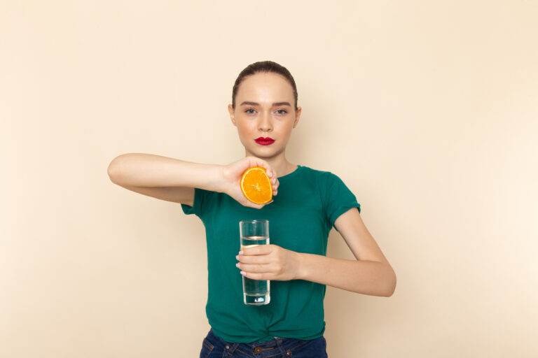https://www.freepik.com/free-photo/front-view-young-attractive-female-dark-green-shirt-blue-jeans-holding-water-orange-beige_9547442.htm#fromView=search&page=6&position=2&uuid=2c7aad26-0f1f-44d8-aa26-a55695d66f27&query=pitn%C3%BD+re%C5%BEim