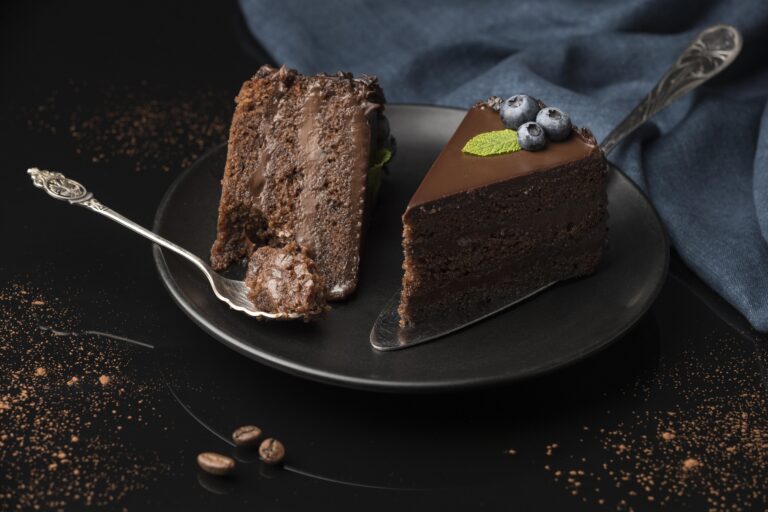 https://www.freepik.com/free-photo/high-angle-chocolate-cake-slices-with-spoon_10343335.htm#fromView=search&page=1&position=3&uuid=68cdaac5-3f85-4c74-877c-409311461eb9&query=%C4%8Dokol%C3%A1dov%C3%A1+torta