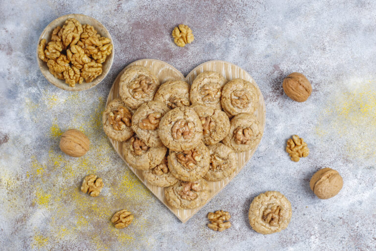 https://www.freepik.com/free-photo/homemade-delicious-walnut-cookies_12937617.htm#fromView=search&page=1&position=18&uuid=75020f72-7e2e-4149-a099-1572e8fa951b&query=orechov%C3%A9+cookies