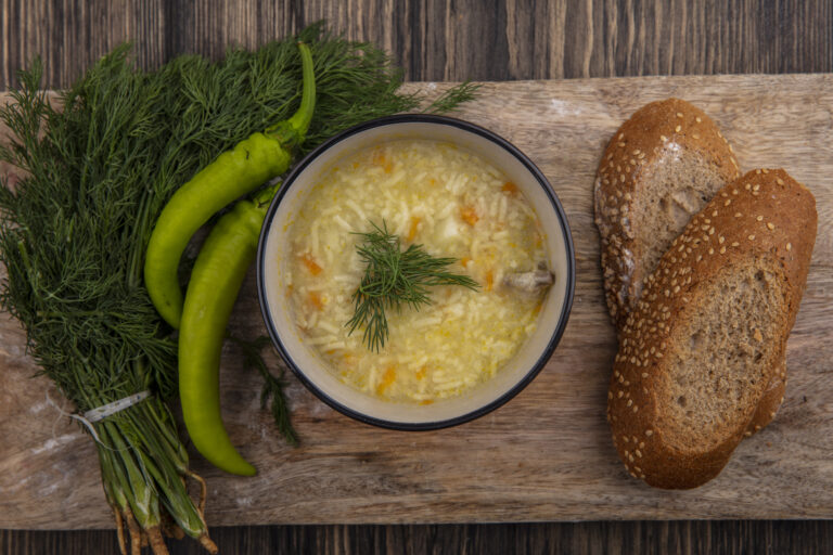 https://www.freepik.com/free-photo/top-view-chicken-orzo-soup-bowl-seeded-brown-cob-bread-slices-with-dill-pepper-cutting-board-wooden-background_10428790.htm#fromView=search&page=1&position=37&uuid=0821112a-d951-4999-ab3a-ac3831606a5b&query=+zeleninov%C3%A1+polievka+so+syrom
