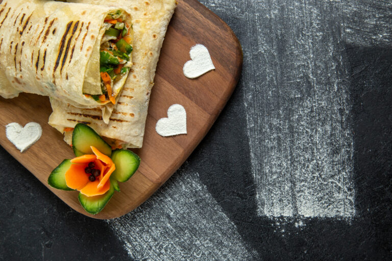 https://www.freepik.com/free-photo/top-view-sliced-sandwich-with-meat-vegetables-grey-background-meal-sandwich-burger-food_13578604.htm#fromView=search&page=1&position=14&uuid=29ba7377-2bb2-4aa5-a512-0906f187454f&query=tortilla+so+zeleninou+a+ovoc%C3%ADm
