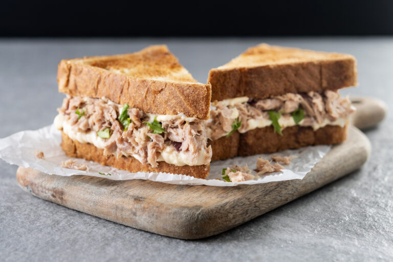 https://www.freepik.com/free-photo/tuna-sandwich-with-mayo-vegetables-gray-stone-background_41950216.htm#fromView=search&page=1&position=13&uuid=d8324f60-c3eb-4a12-ae11-001a5b9abc0d&query=tuniakov%C3%A1+natierka