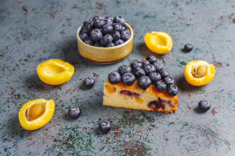 https://www.freepik.com/free-photo/apricot-blueberry-cake-with-fresh-blueberries-apricot-fruits_9334170.htm#fromView=search&page=1&position=8&uuid=0d6e2877-e7cd-411a-9483-f74d540c0204&query=kol%C3%A1%C4%8D+s+%C4%8Du%C4%8Doruiedkami