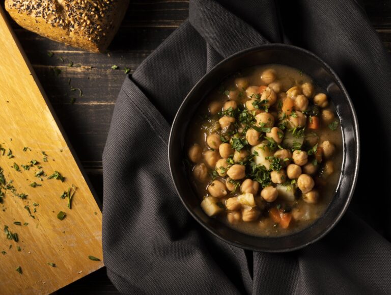 https://www.freepik.com/free-photo/bowl-filled-with-beans-top-view_11037904.htm#fromView=search&page=1&position=6&uuid=8056d82e-41a8-4a12-a2b7-88dfbee28909&query=c%C3%ADcerov%C3%A1+polievka