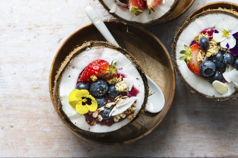 https://www.freepik.com/free-photo/flat-lay-fruits-grains-coconut-shell-tropical-vibes_17224957.htm#fromView=search&page=1&position=23&uuid=5d3869de-52e2-448b-8955-24dcea6632b3&query=%C4%8Dokol%C3%A1dov%C3%A1+kokosov%C3%A1+ka%C5%A1a