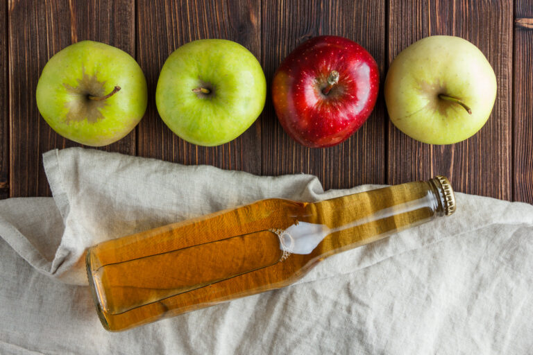 https://www.freepik.com/free-photo/green-apples-with-red-one-apple-juice-top-view-cloth-wooden-background_9177844.htm#fromView=search&page=1&position=1&uuid=df76e6e4-de53-4530-837c-12ed8b49575b&query=jabl%C4%8Dn%C3%BD+ocot