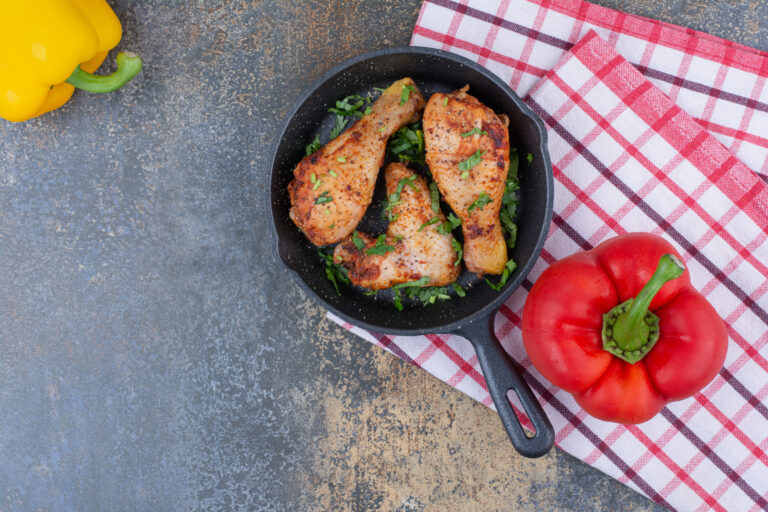 https://www.freepik.com/free-photo/grilled-chicken-drumsticks-pan-with-bell-peppers-high-quality-photo_15806179.htm#fromView=search&page=1&position=21&uuid=b019ccfc-2bec-427b-86ef-bf39a0ecc566&query=m%C3%A4so+v+paradajkovej+omacke
