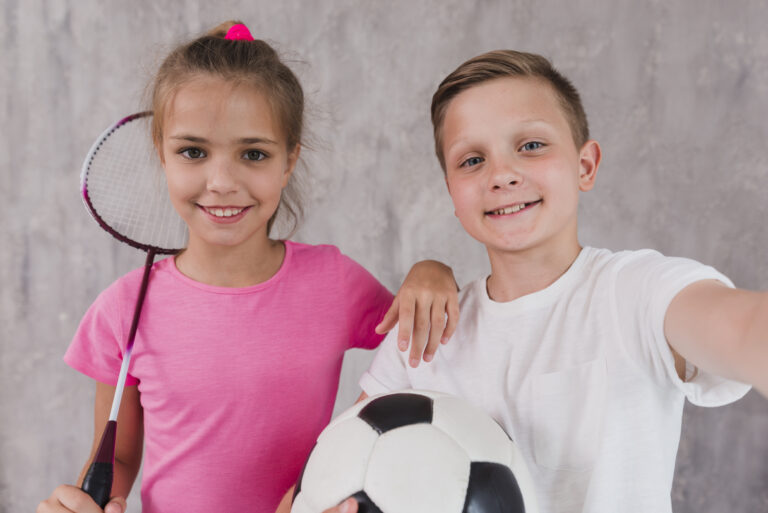 https://www.freepik.com/free-photo/portrait-boy-girl-players-with-racket-soccer-ball-front-concrete-wall_4822538.htm#fromView=search&page=1&position=21&uuid=1c03b6e4-8a7f-46ad-866a-4ca6de3d87a9&query=deti+a+%C5%A1port