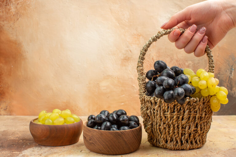 https://www.freepik.com/free-photo/close-up-view-fresh-delicious-grapes_17261058.htm#fromView=search&page=2&position=14&uuid=08280548-b7e8-426f-a9d6-027bc278d285&query=hroznov%C3%BD+cukor