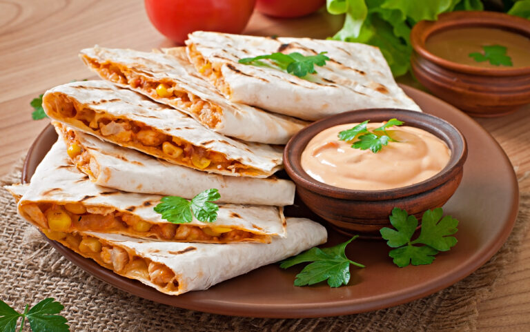 https://www.freepik.com/free-photo/mexican-quesadilla-sliced-with-vegetables-sauces-table_6804086.htm#fromView=search&page=1&position=22&uuid=d82391ea-6e9e-4009-aba8-b80e78386b7a&query=%C5%A1unkov%C3%A1+quesadilla