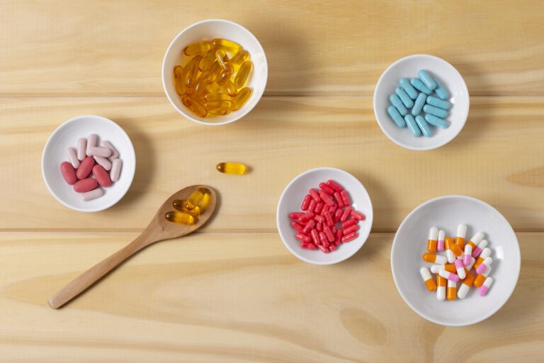 https://www.freepik.com/free-photo/top-view-bowls-with-pills_17806396.htm#fromView=search&page=1&position=42&uuid=3ed27a28-fb23-4dec-b328-920554b30c27&query=doplnky+stravy