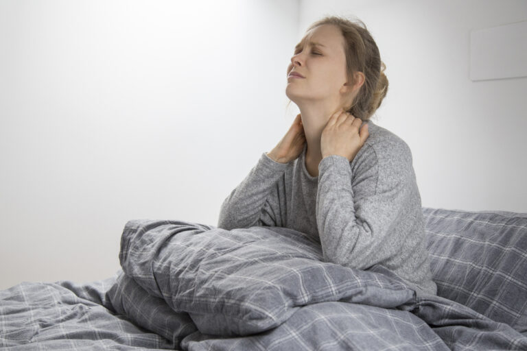 https://www.freepik.com/free-photo/tired-sick-woman-bed-touching-her-neck-suffering-from-pain_4167220.htm#fromView=search&page=2&position=4&uuid=2d4223e9-c568-419b-adc4-81740f183932&query=stuhnut%C3%BD+krk